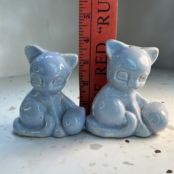 Vintage Mid Century Modern Blue Ceramic Kitty Cats with Ball of Yarn - Picture 8 of 8